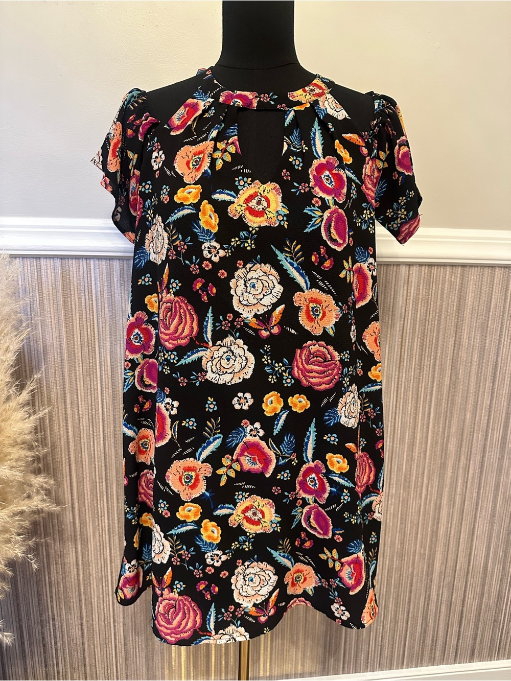 Love Reigns Floral Shift Dress Small Black Multicolor Flutter Sleeve Keyhole
